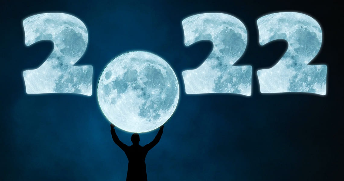 Schriftzug 2022 mit Mond als Ziffern und dunklem Hintergrund.