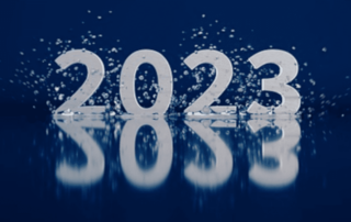 Silberner Schriftzug 2023 spiegelt sich im Wasser