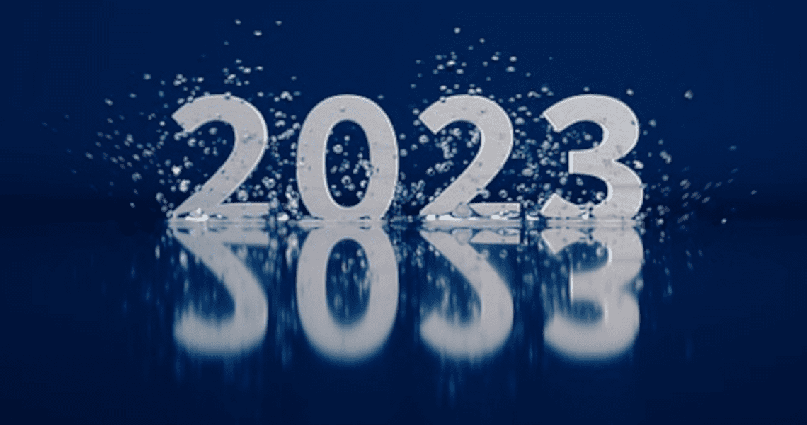 Silberner Schriftzug 2023 spiegelt sich im Wasser